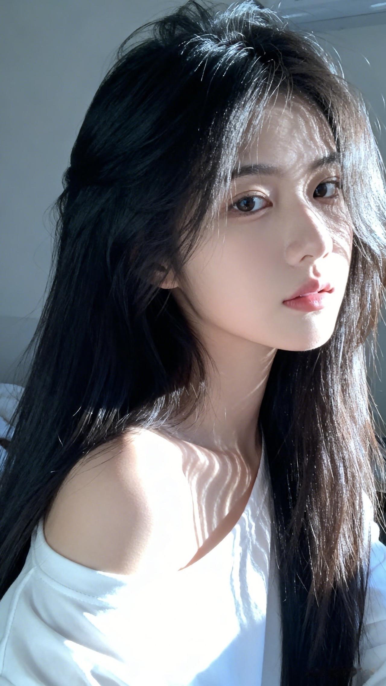 晨光携柔踏梦来，牡丹彩蝶画中开。
万物垂枝凝玉露，村花红颜映窗苔。[微风]