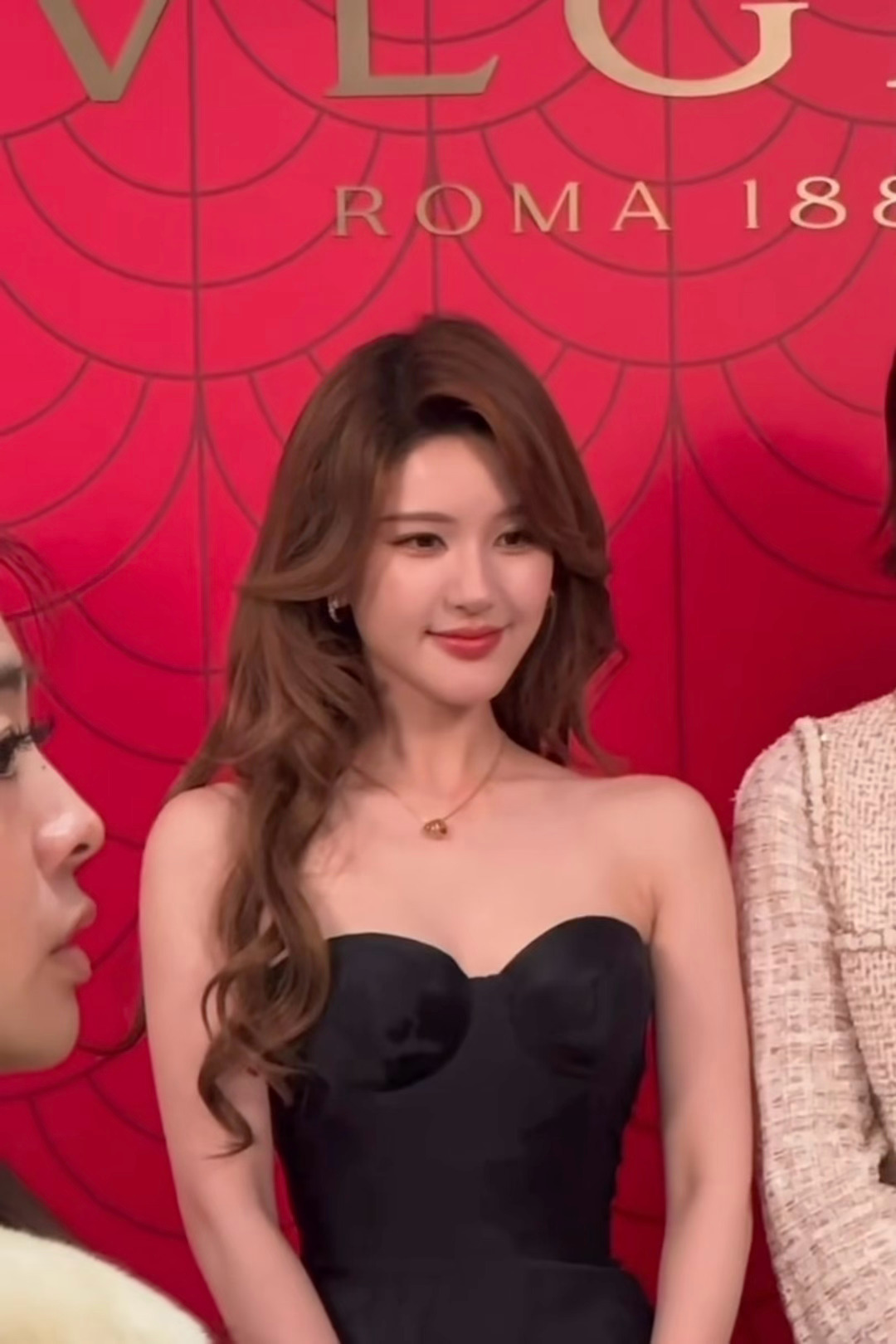 烈焰红唇大波浪 给宝格丽女王赵露思全宇宙不解释 