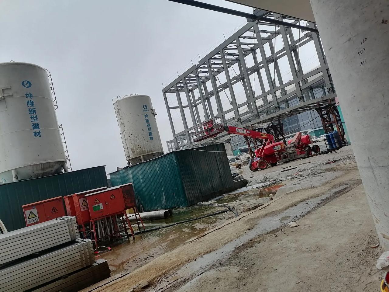 大家好，我是水电工星仔，今年36岁，2020年开始做的水电，已有五年，这五年，一