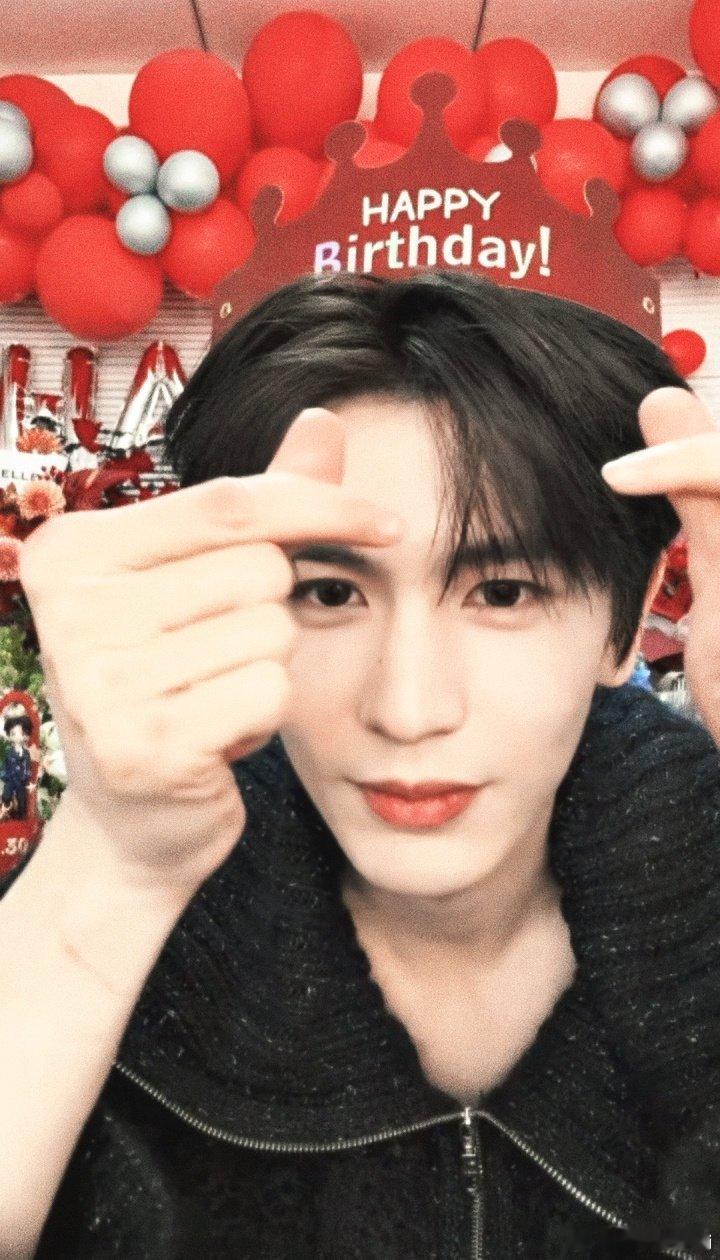 张凌赫生日直播六连拍，这个凌赫不要太可爱了