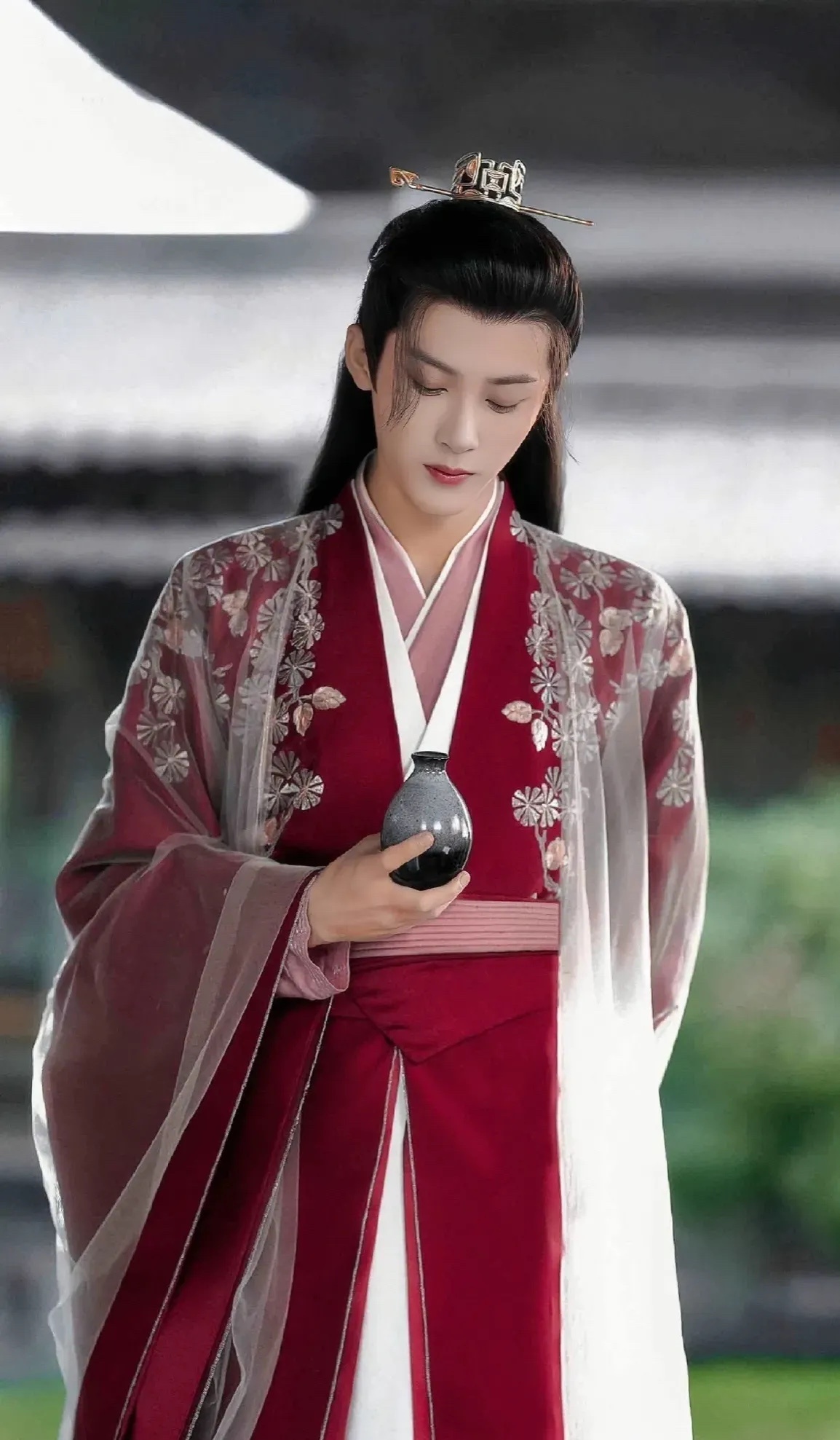 第二季，防风邶死了，相柳死了，蛊虫没了，狌狌镜里的记忆被抹除了，只有一个大肚笑娃