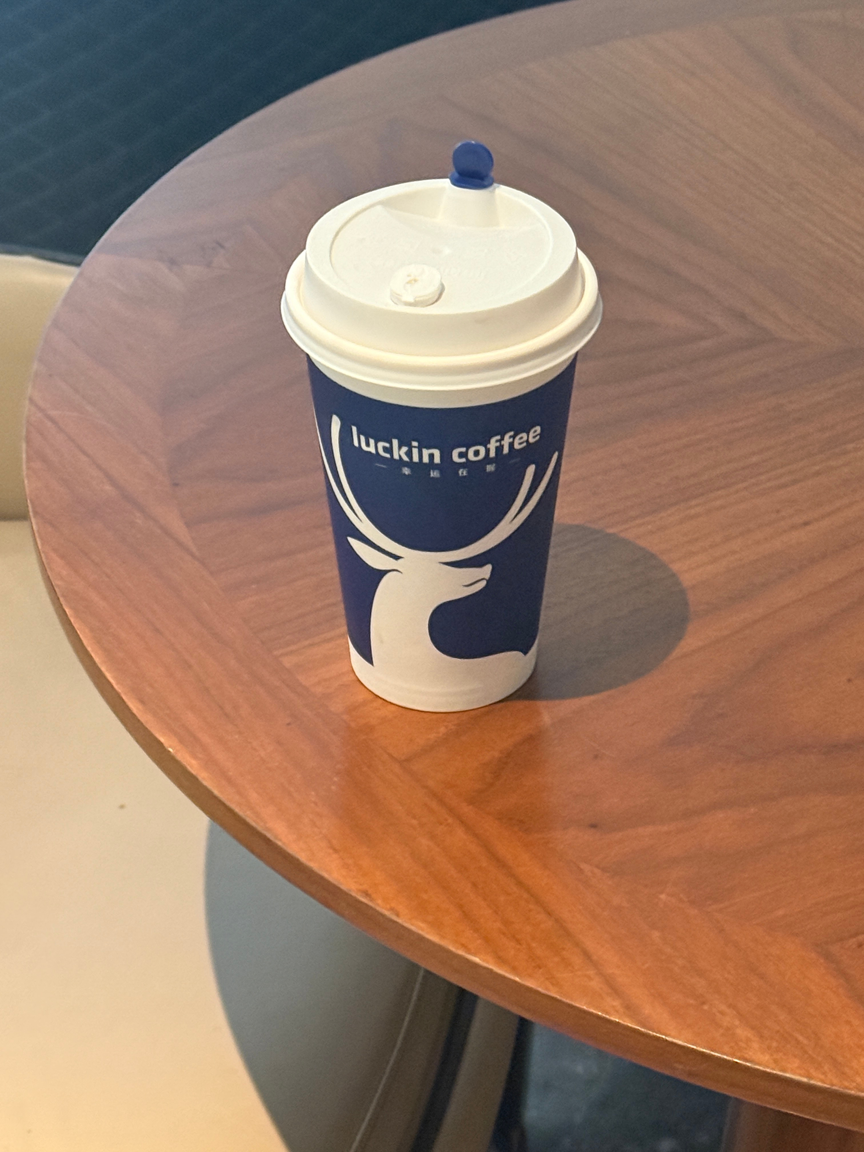 可恶 杭州没有vogue联名杯套 不过马斯卡彭生酪拿铁回归了 瑞幸最爱的一款 最