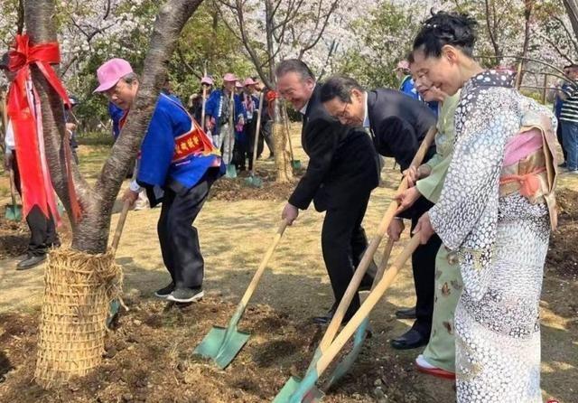 香港《明报》3月29日报道，中日关系持续紧张之际，江苏无锡一处被称为日本风情街的