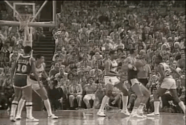 现在无法复制的NBA进攻手段，贾巴尔天勾，这种进攻手段在NBA已经销声匿迹了，现