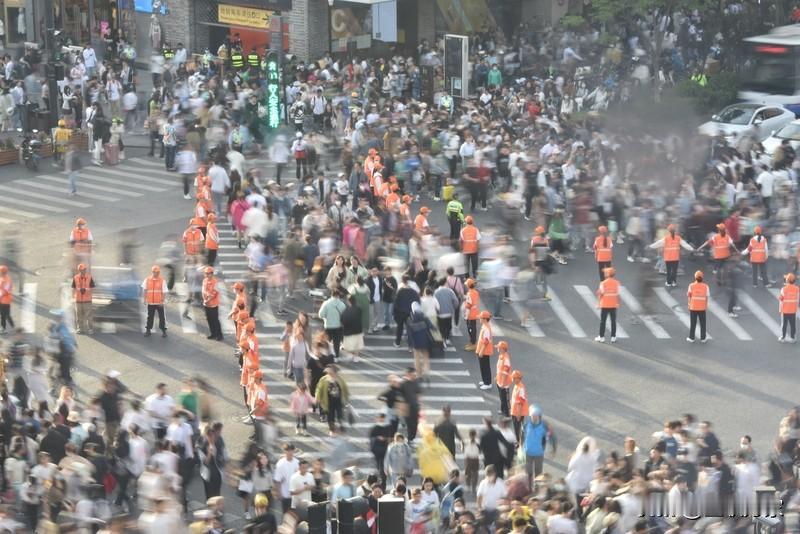 跨年那晚西湖边咋回事，一眼望去全是人！不过，人群中那道橙色“分割线”格外吸睛。原