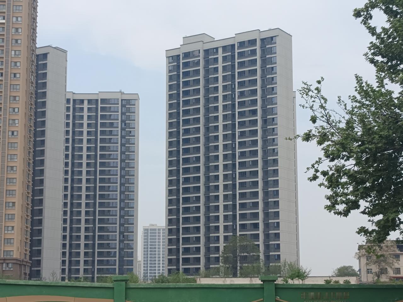 同样都是安置房，差距太大了吧！华清幸福里与苏王村安置房小区，落地窗，外立面太漂亮