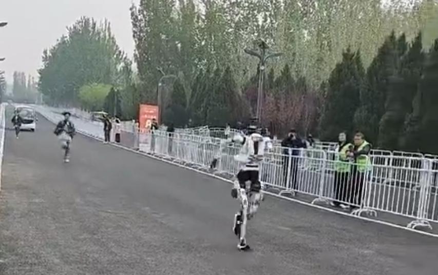 机器人在前面跑，程序员在后面疯狂追，这场景估计没人能想到吧[捂脸]
今天的机器人