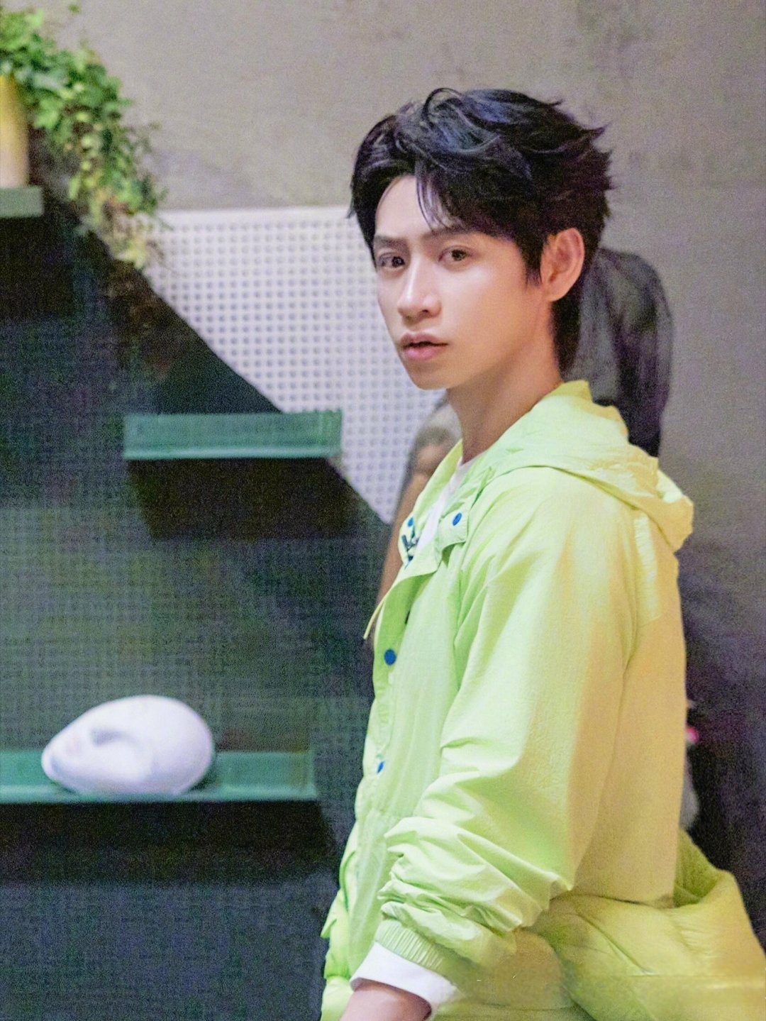 魏晨怎么还长这样这竟然是40岁的魏晨不er，这竟然是40岁的魏晨啊！这张脸和当年