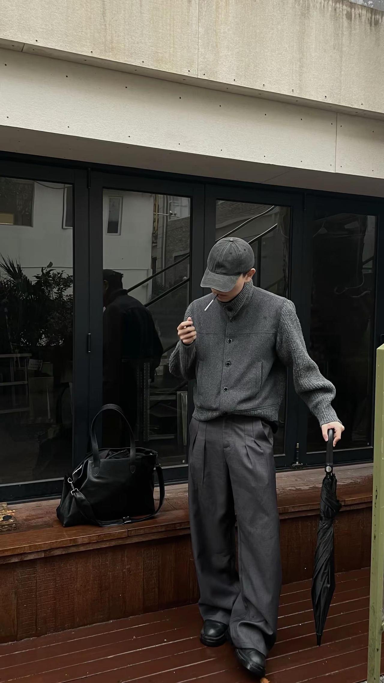 你以为你失去了一个为你撑伞的人 但分开后你才发现 你的世界不下雨了