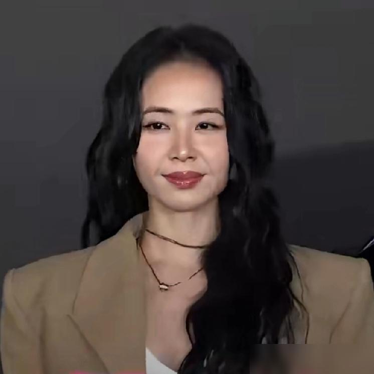 内娱终于出了一个可怕的歌手，那就是蔡依林，不是说她46岁法令纹明显，也不是说她自