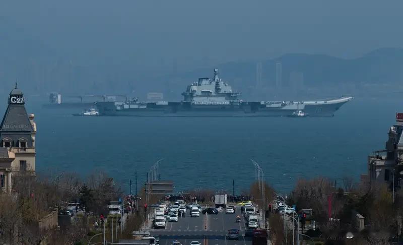 美报告说2035年中国可能有9艘航母，这消息一出来就像在平静湖面投下颗巨石。要知