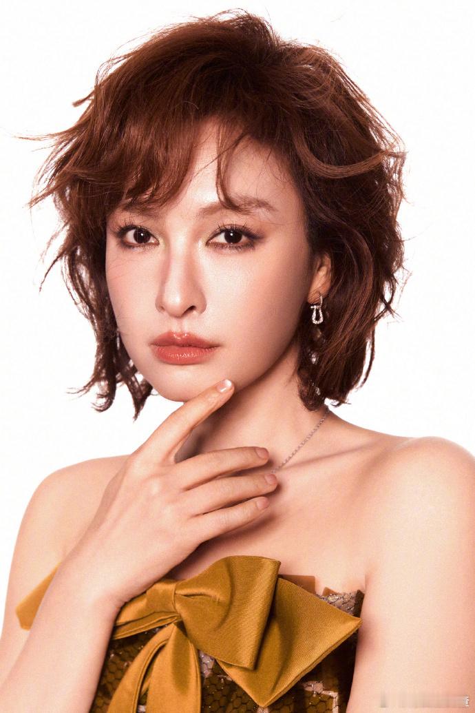 吴昕 标准的8颗牙齿微笑 吴昕的标准8颗牙微笑太迷人了！最新视频中她眉眼弯弯笑容