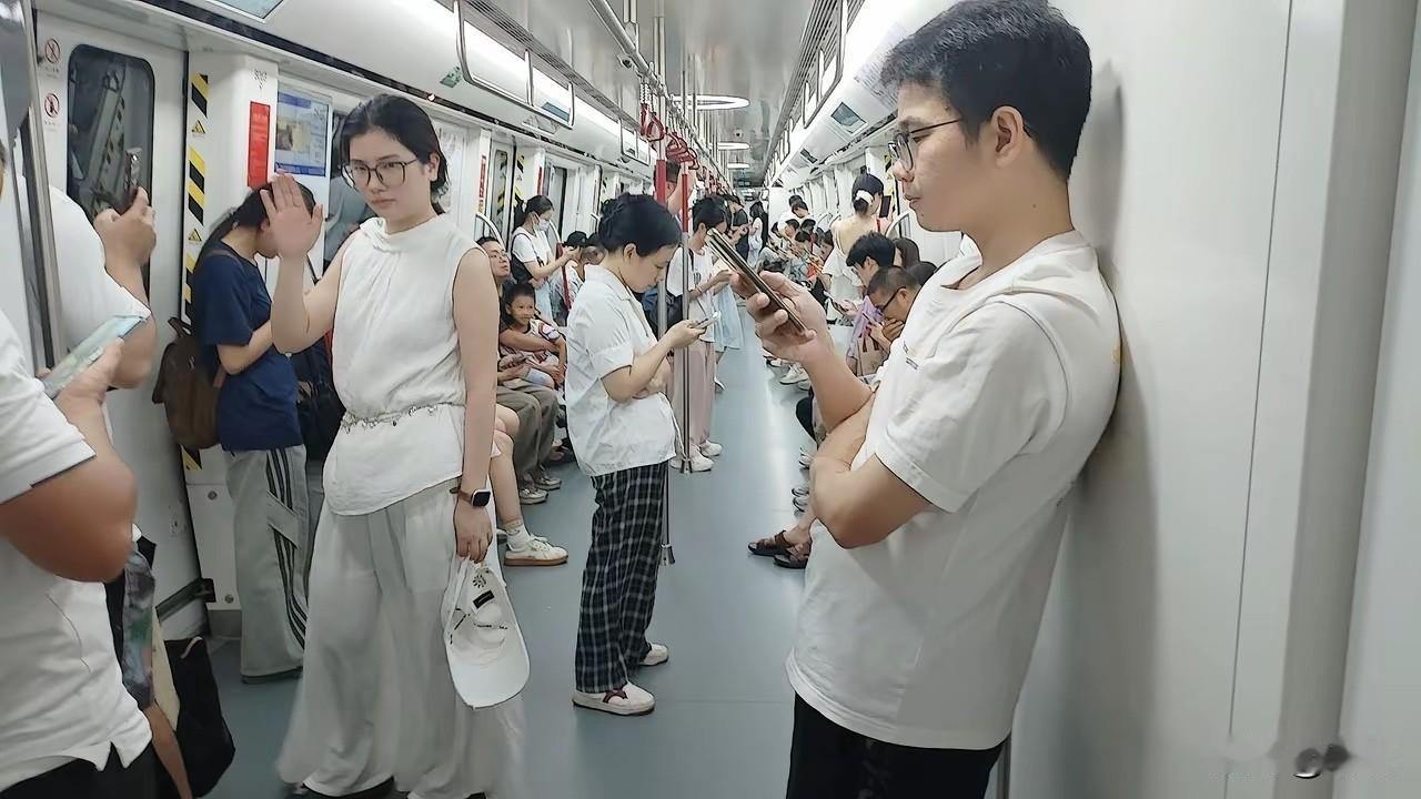 提问🙋：坐地铁不玩手机能干吗？