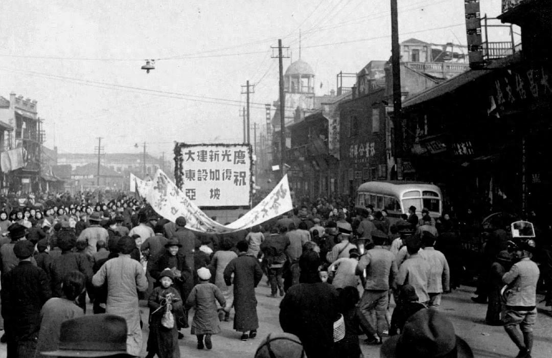 1942 年 2 月 15 日，新加坡这座曾经繁华的港口城市，在日军的猛烈进攻下