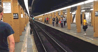 美国纽约145街/百老汇地铁站里这惊险一幕，看着都让人肋骨发疼。一个黑人小哥进行