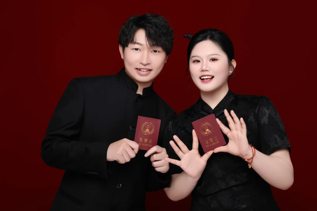 大码女生拍结婚登记证真的要试试新中式旗袍