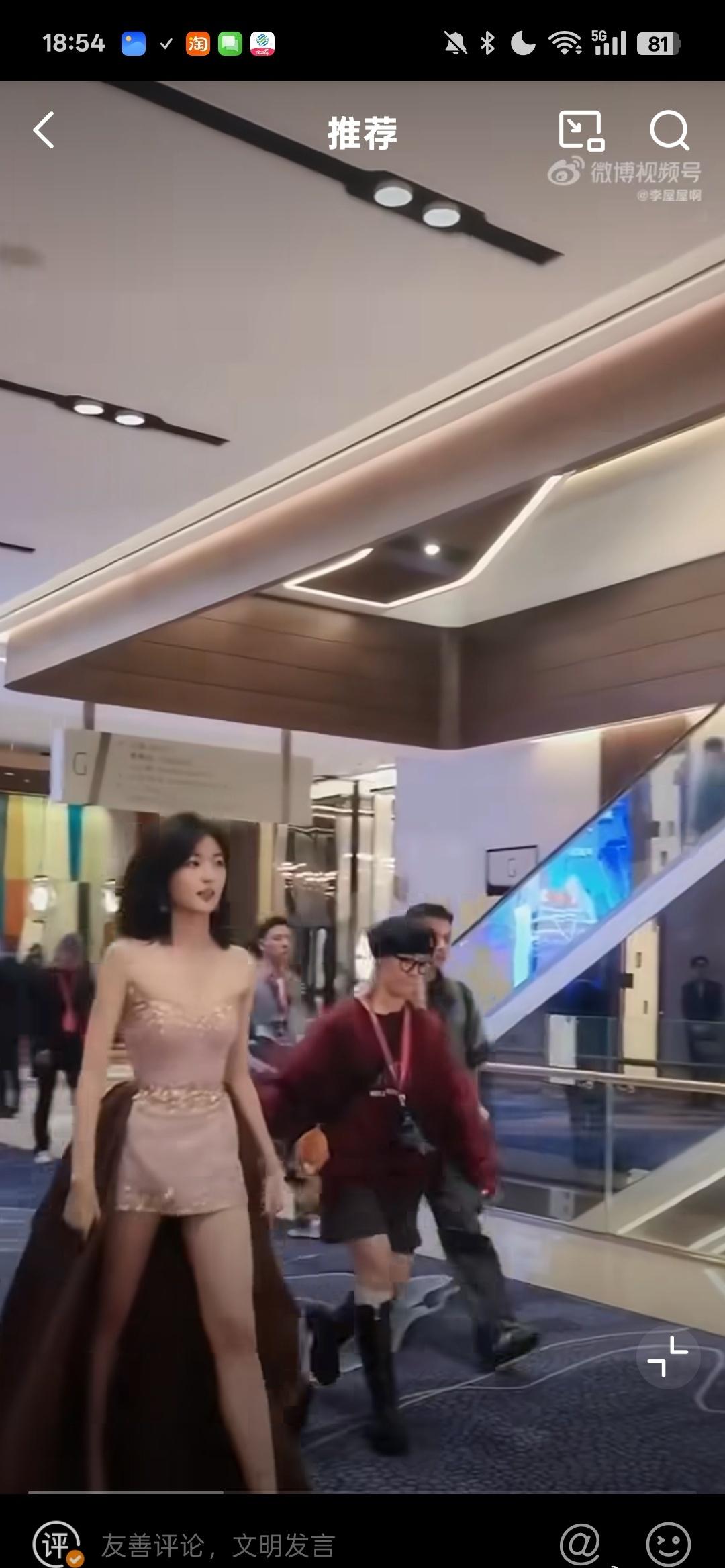 身高172却拥有超模级腿身比，肩颈线条流畅挺拔，身形纤细又有力量感，萌颜配御姐身