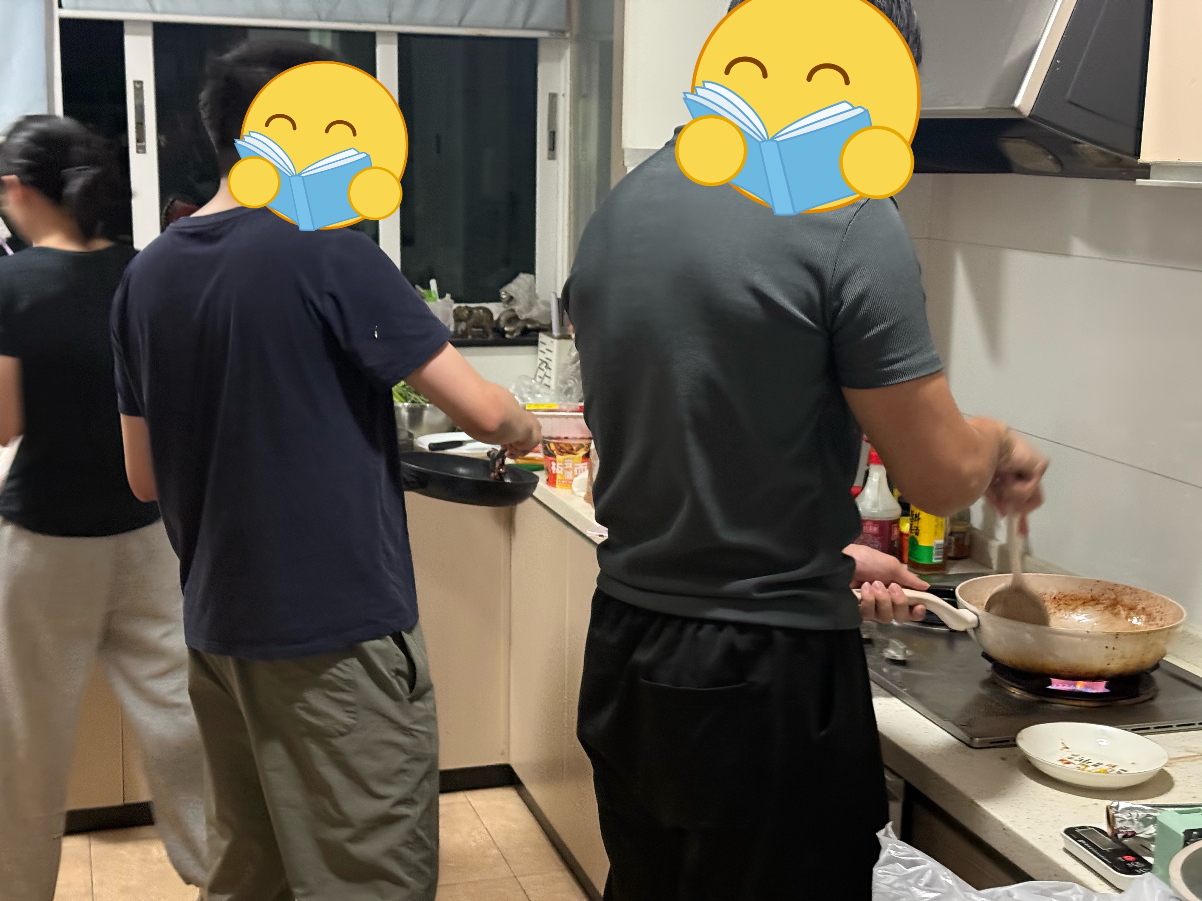 陳师傅厨房开饭了。今天麻将天龙师傅和我哥做饭中。我和老婆等饭中 