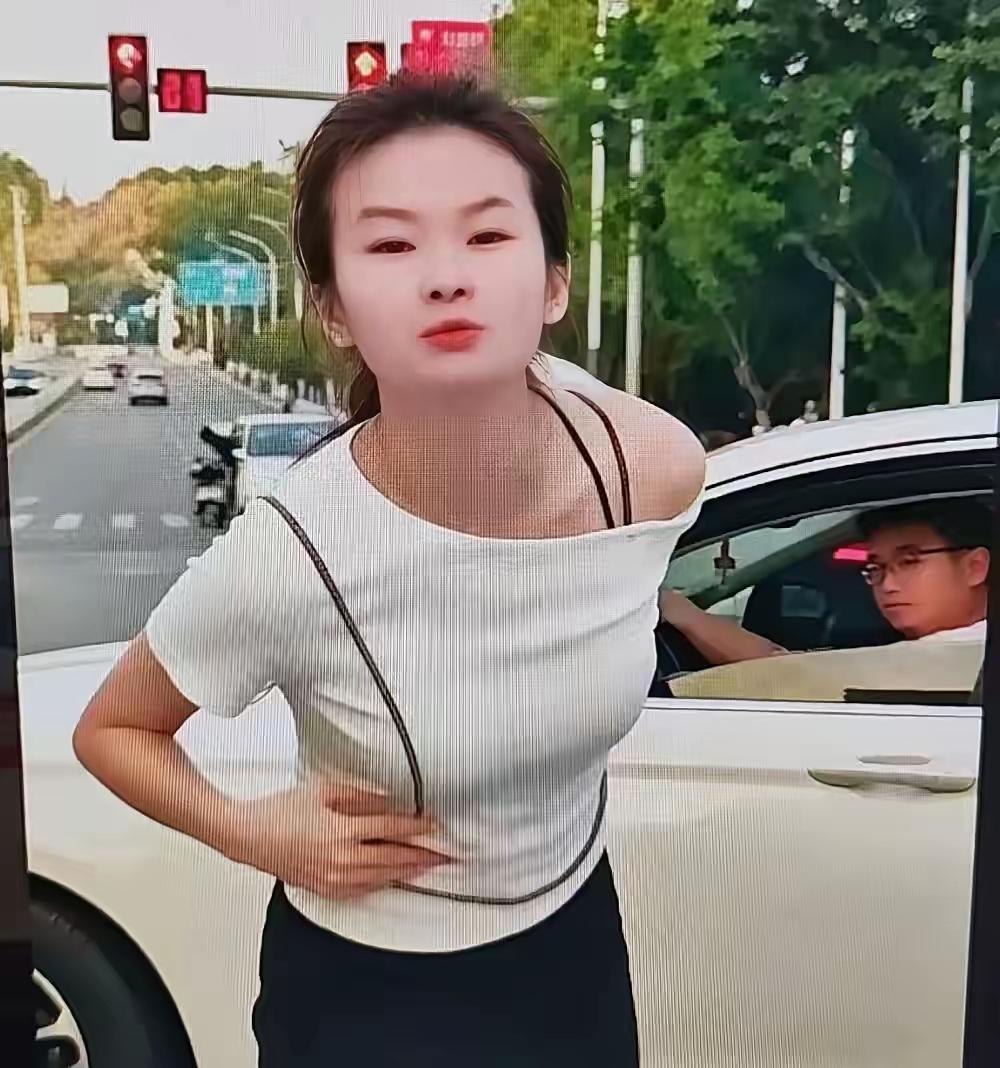 重庆街头，一辆车从加油站出来，想强行加塞。

操作已经很离谱了——更离谱的是，车