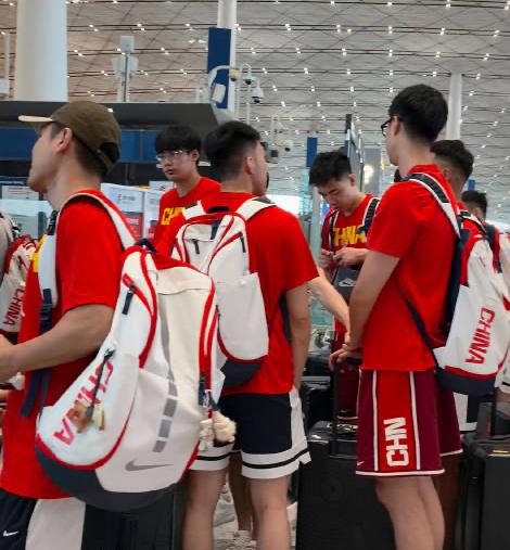中国男篮启程海口热身赛，曾凡博、杨瀚森、王俊杰等多人缺席比赛。

7月22日，中