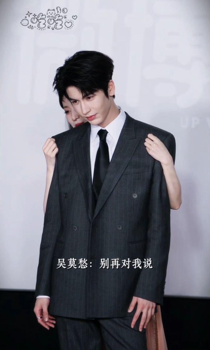 吴莫愁还是安心唱歌吧看慕容锦瑞：哈哈哈哈太好笑！听《汹涌》：陷入剧情默默emo。