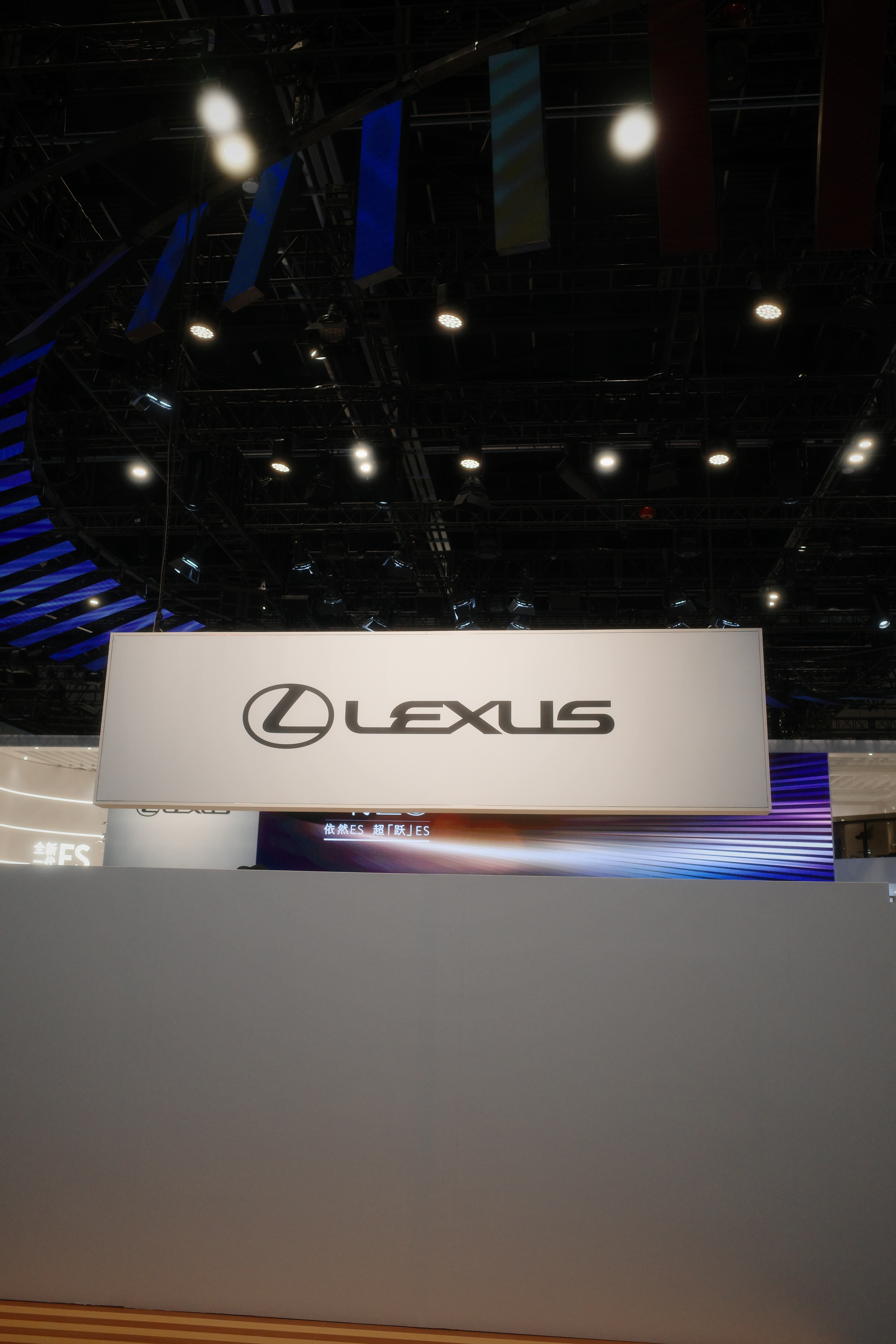 路过雷克萨斯，觉得：哎，好看。拿起相机的时候，路人都在说，这车设计真好看。看来有