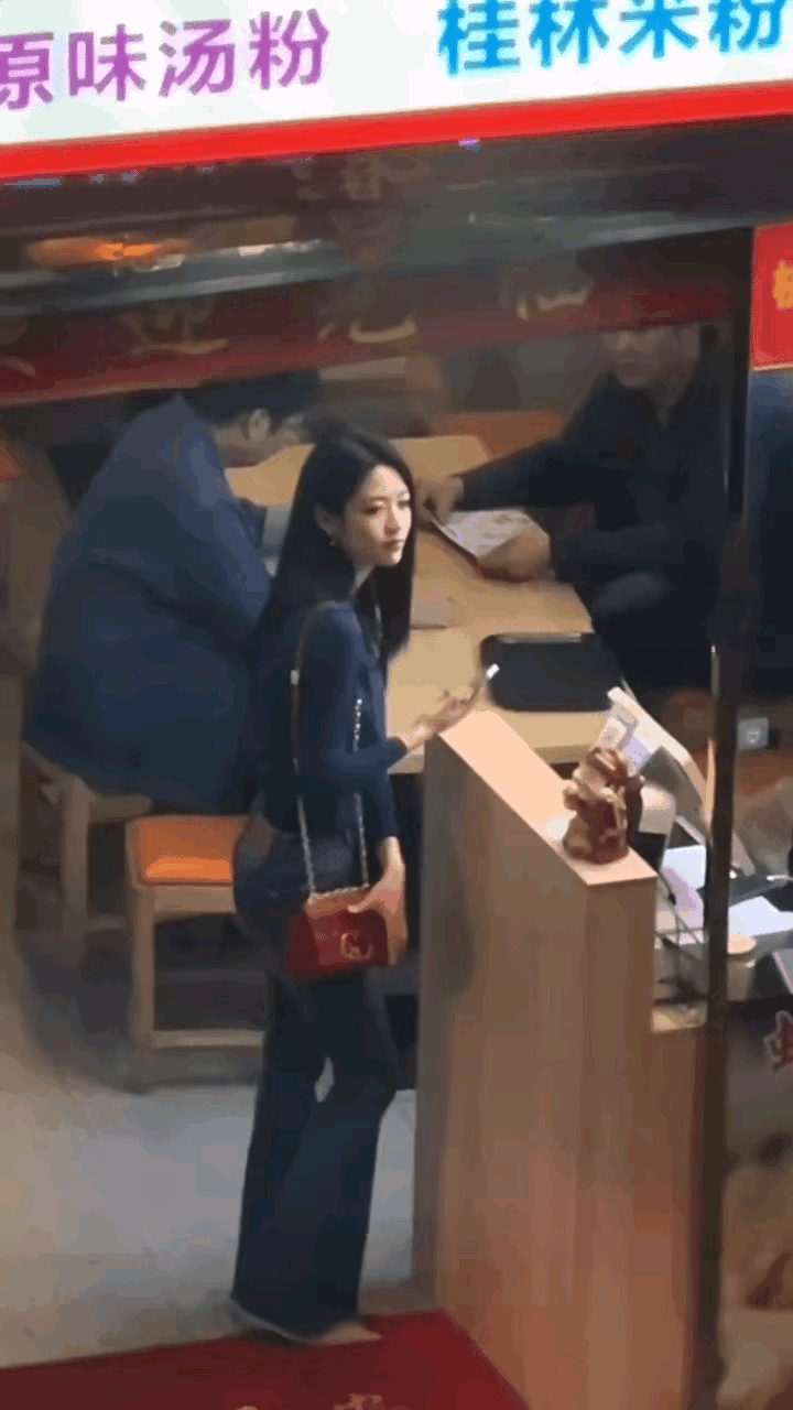 店里的牛仔裤美女（2）