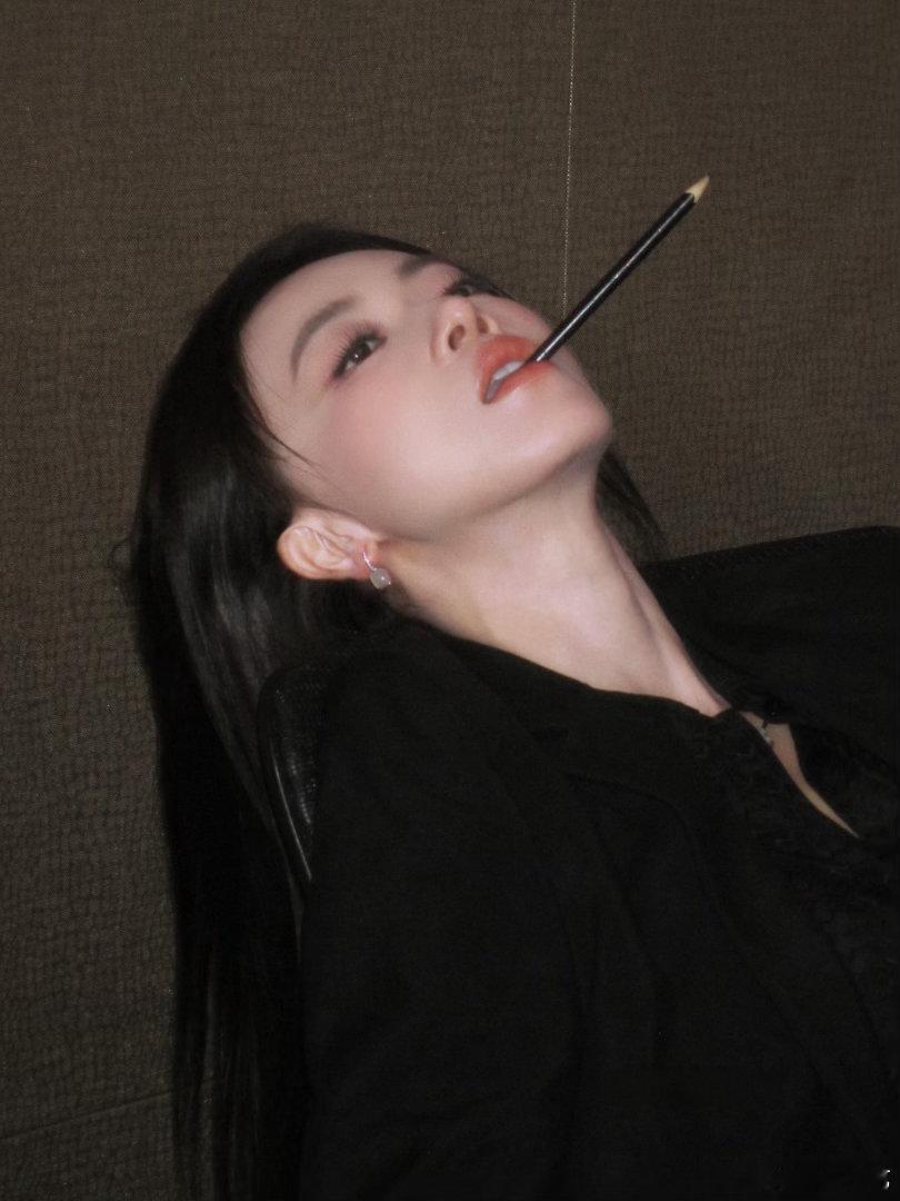 吴谨言音乐一响气场全开镜头之下的吴谨言格外耀眼！背景音乐奏响，整个人气场焕然一新