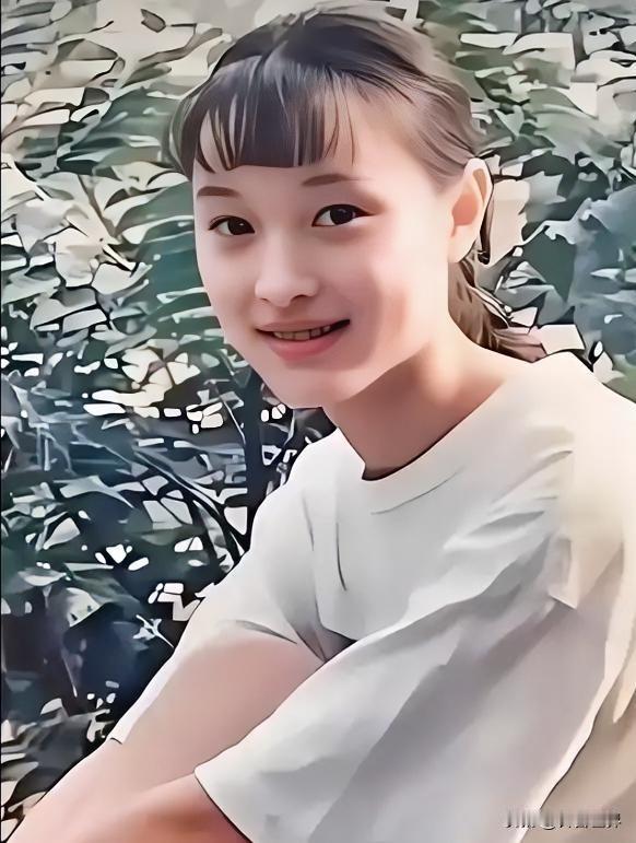 你猜她是谁？长得不是十分漂亮，却天生有种吸引人的魅力，书香，文秀，柔静。年轻时，
