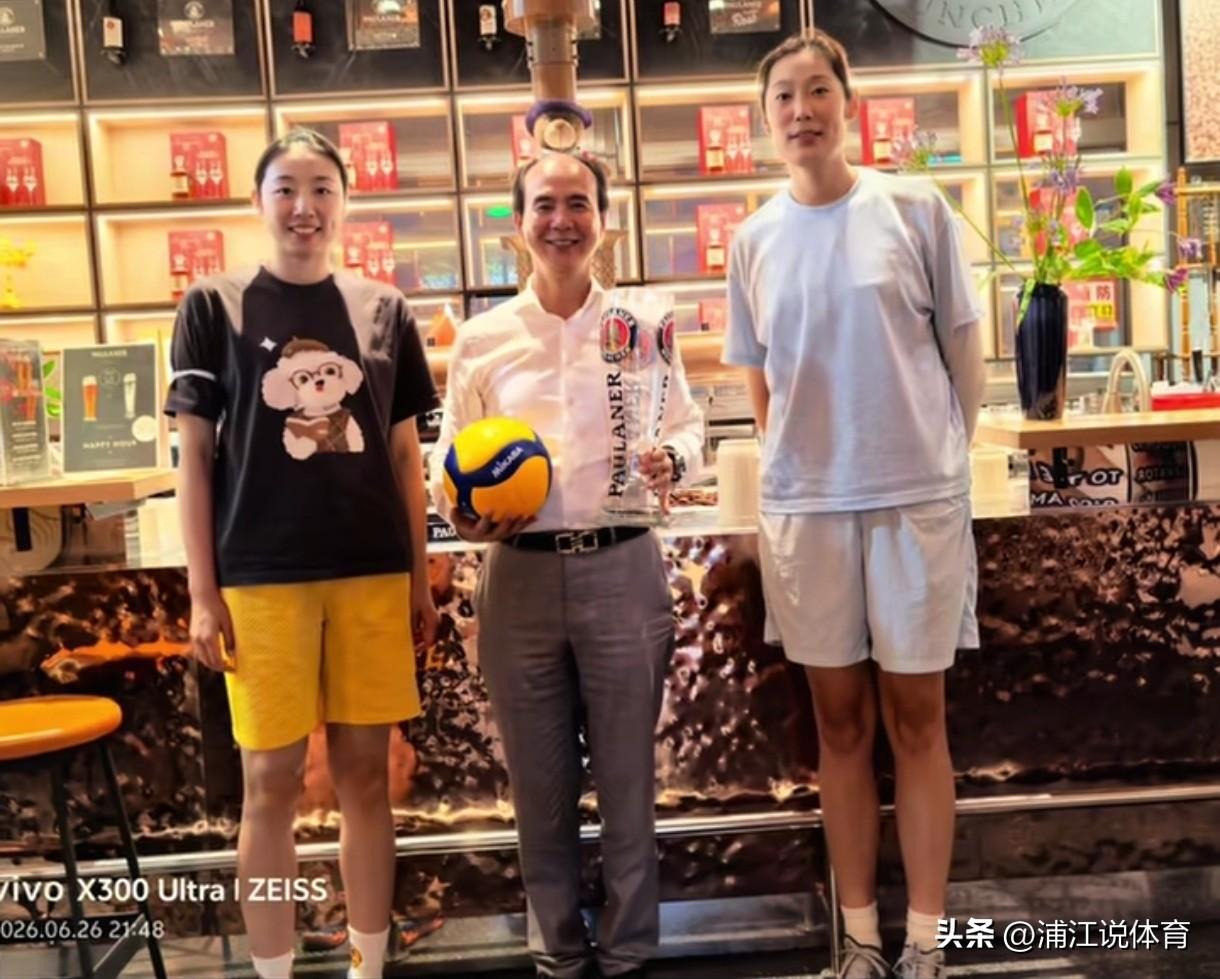 朱婷摘掉此前佩戴的天珠，与姚迪前往佛山某酒吧做客。看得出来，二人心情很好，状态不