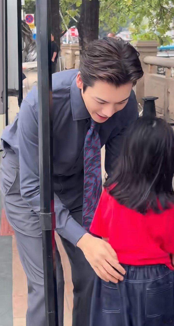 陈伟霆看到孩子走不动路童年缺父爱的人，当爸后拼命补课。陈伟霆蹲下那一刻，不是在哄