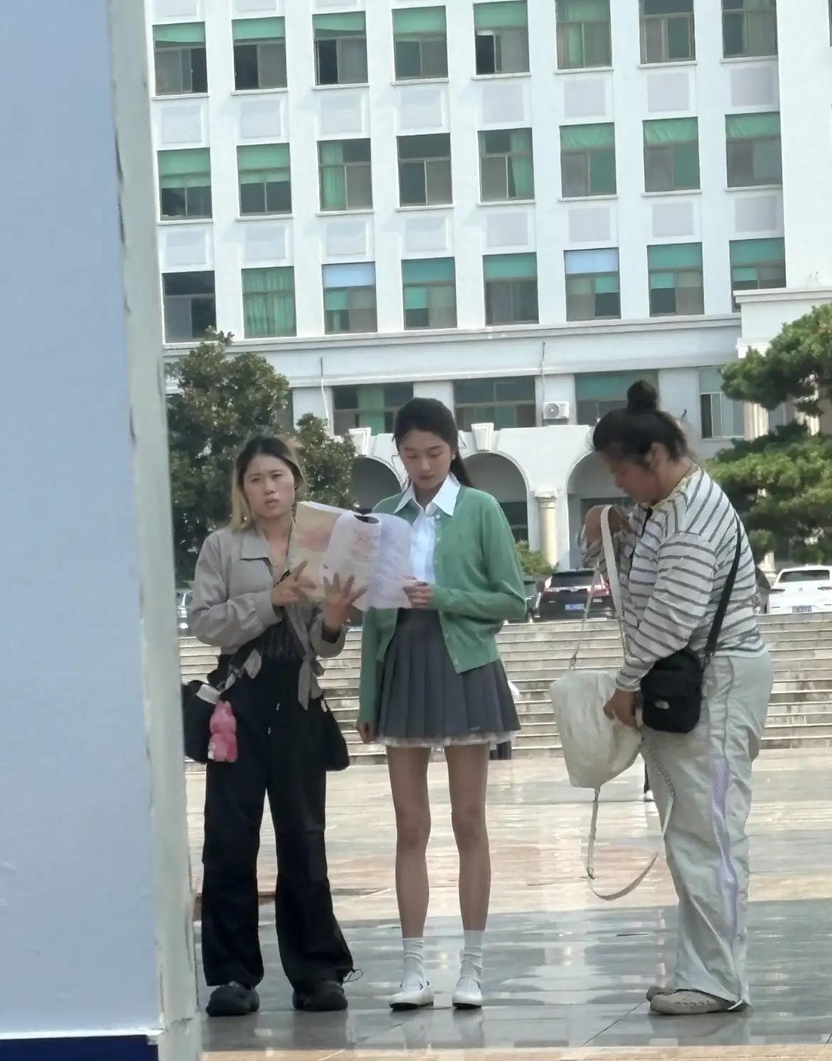 这是哪位明星在拍戏，身高好高