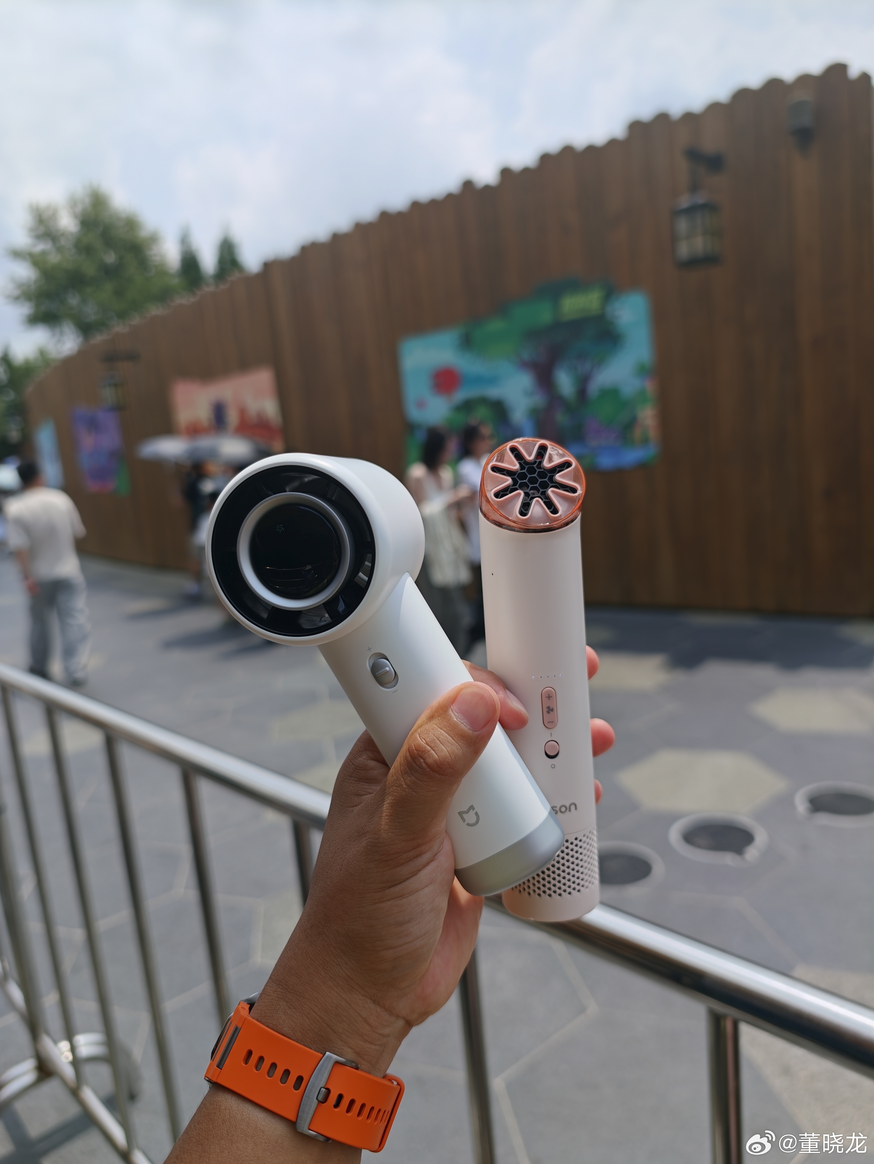 感谢米家手持电风扇，炎炎夏日保我一命。说实话传统风扇比死贵的戴森好用多了，戴森看