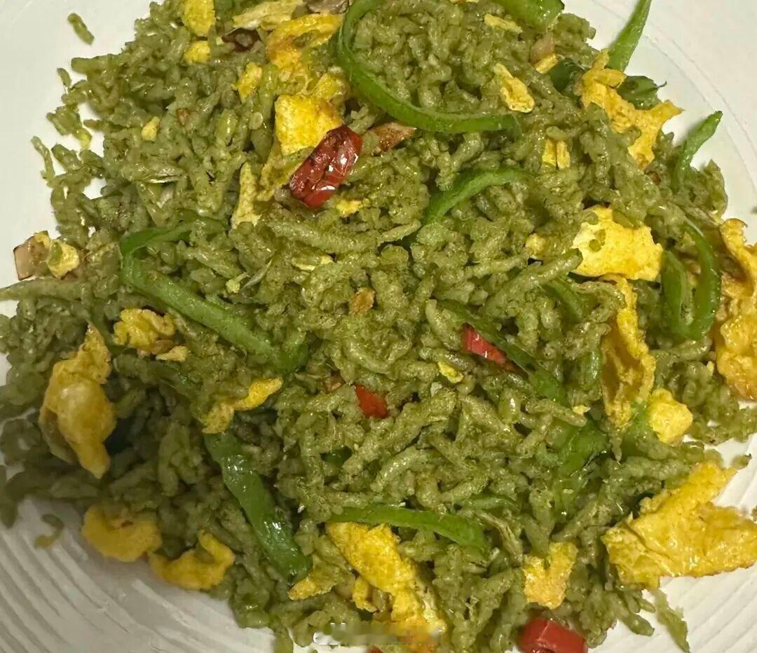 甘肃人夏天必吃的拧坠拧坠的夏日打开方式：原汁原味派：刚碾制完成的拧坠温热松软，入