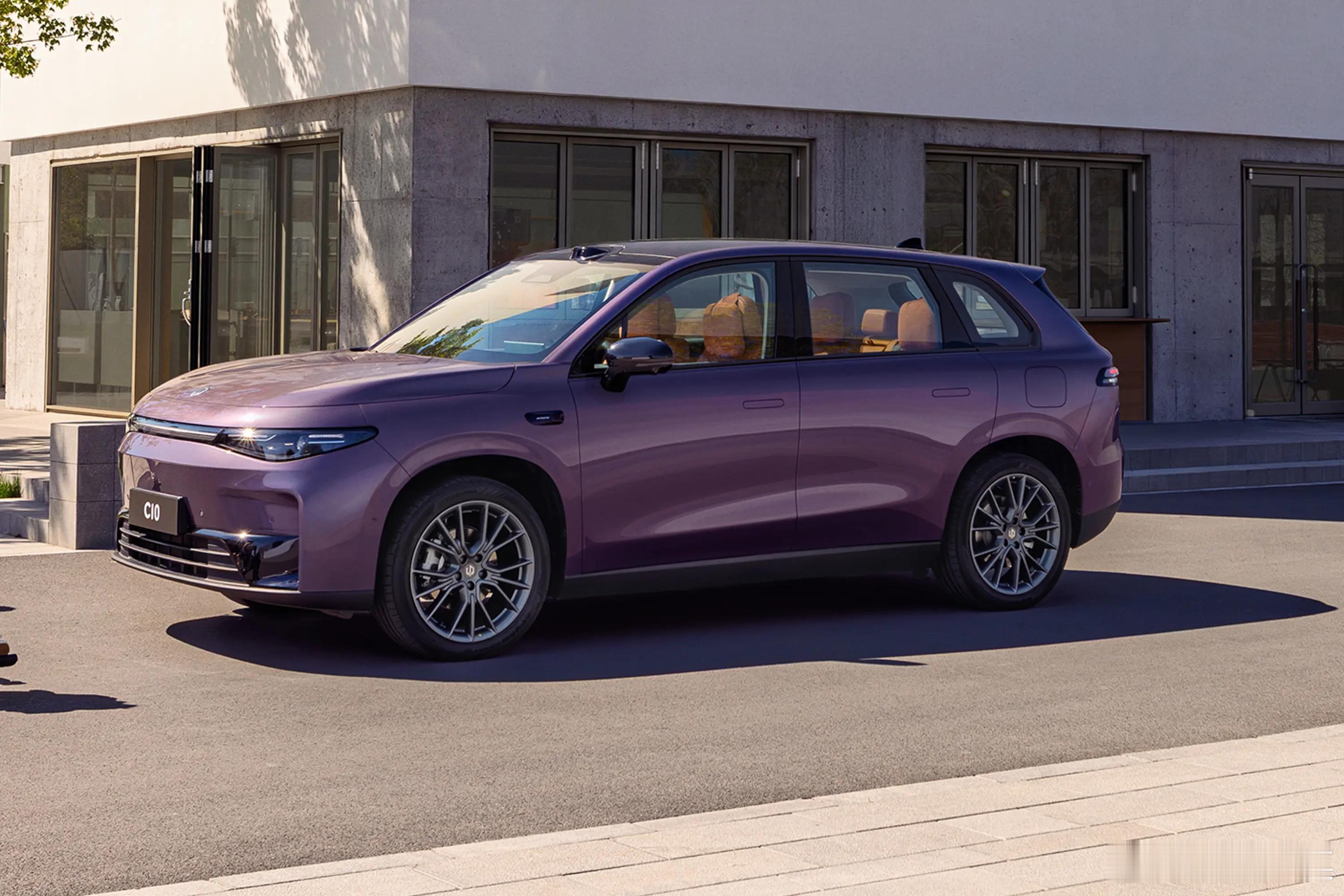 零跑C10  开零跑C10 大半年，家用体验是真的省心。新车几乎无异味，有娃家庭