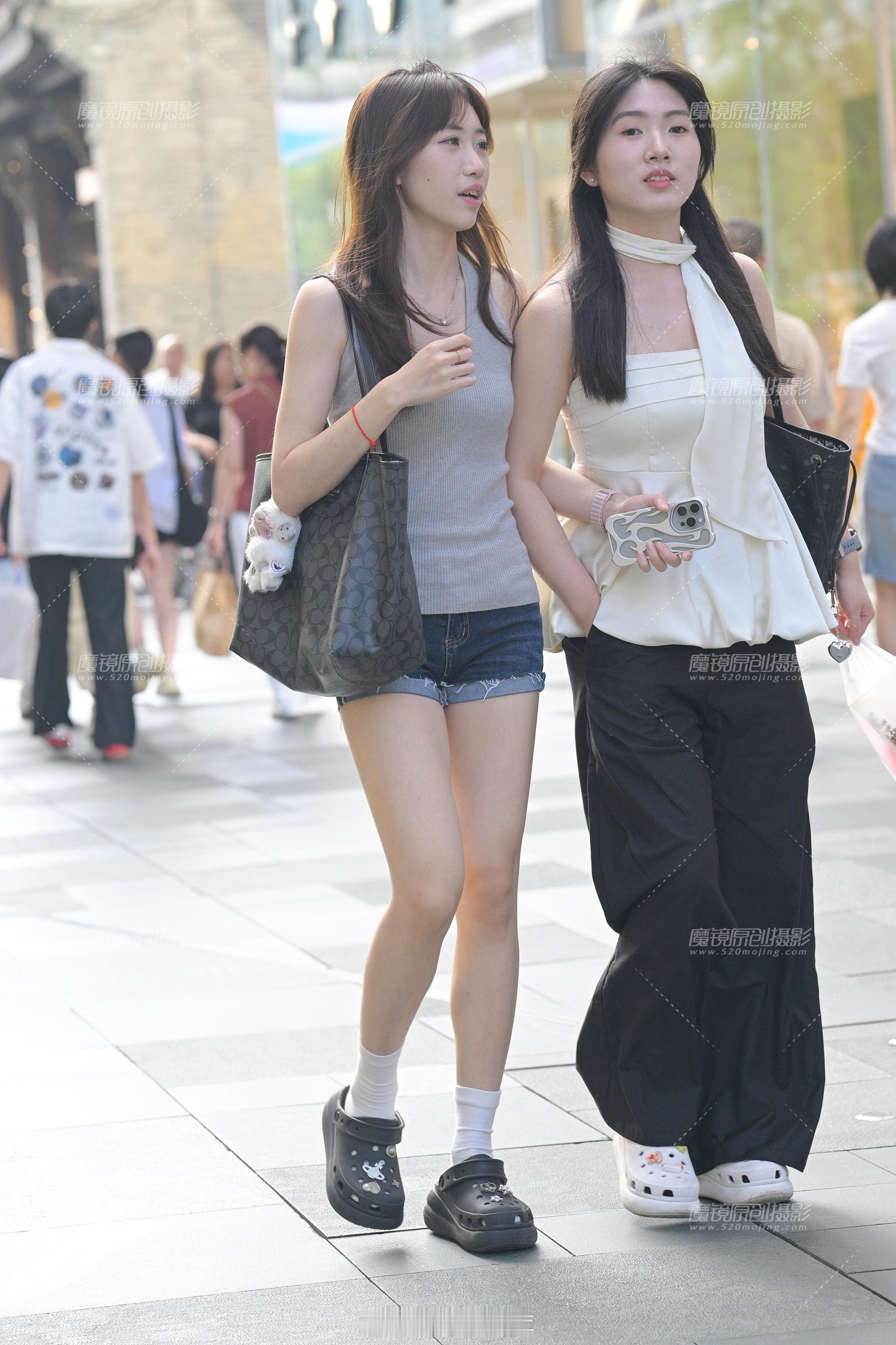 女子常穿洞洞鞋致足底钙化行走困难这个洞洞鞋爱穿的小姐姐真多啊，这两小姐姐都穿的是