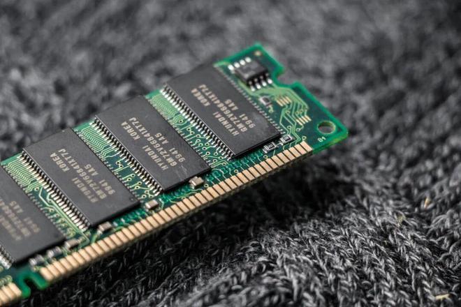 内存条涨得比金条还快今年内存条价格涨得特别明显，64G的DDR5套装都超4000