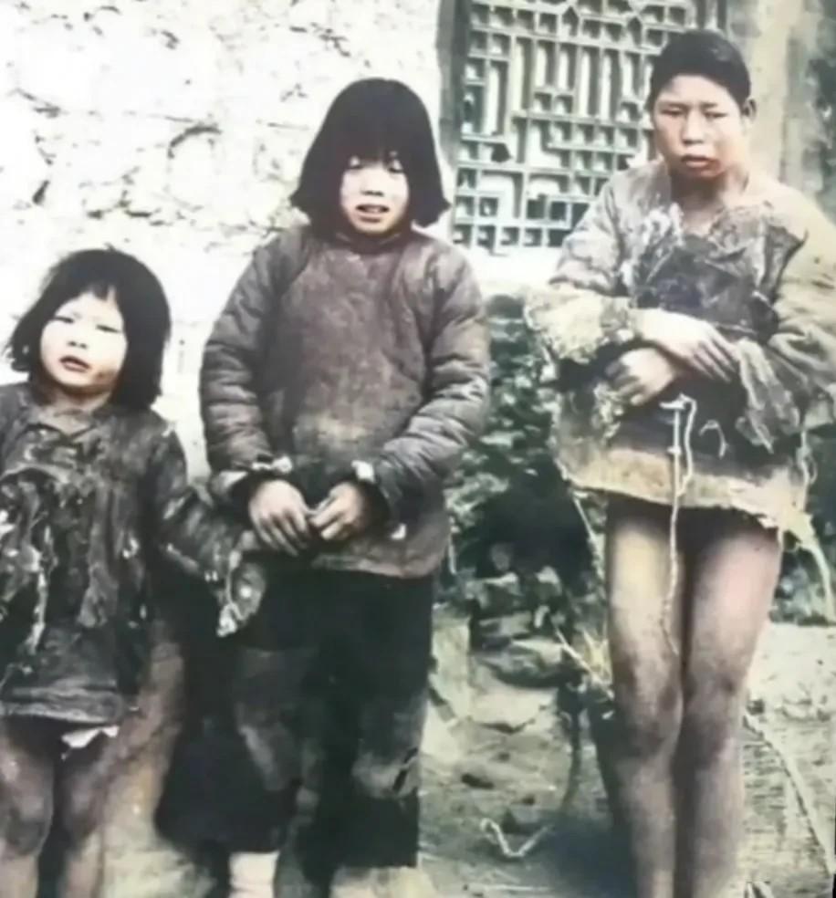 1938年冬天，一户穷苦人家的三姐妹，站在街头墙角边上，正在寒风中瑟瑟发抖。

