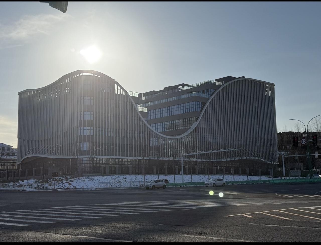 这应该是莱山新建筑里比较有特色的一个建筑物，设计的也是挺有意思的，眼下莱山还是有