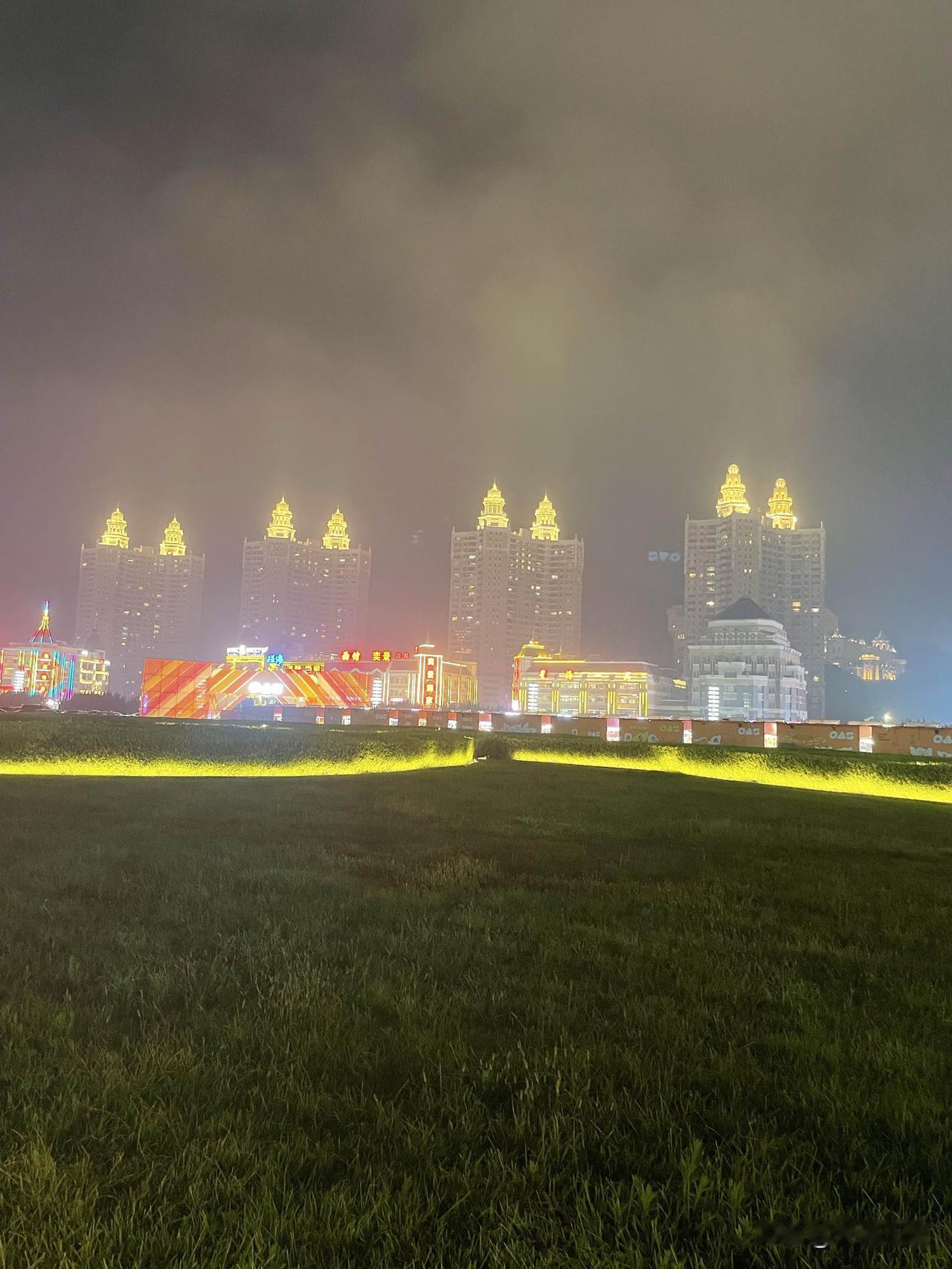 和平年代的爱国，至少有以下三件事可以做：
第一，提高自我修养，维护国家形象。
第