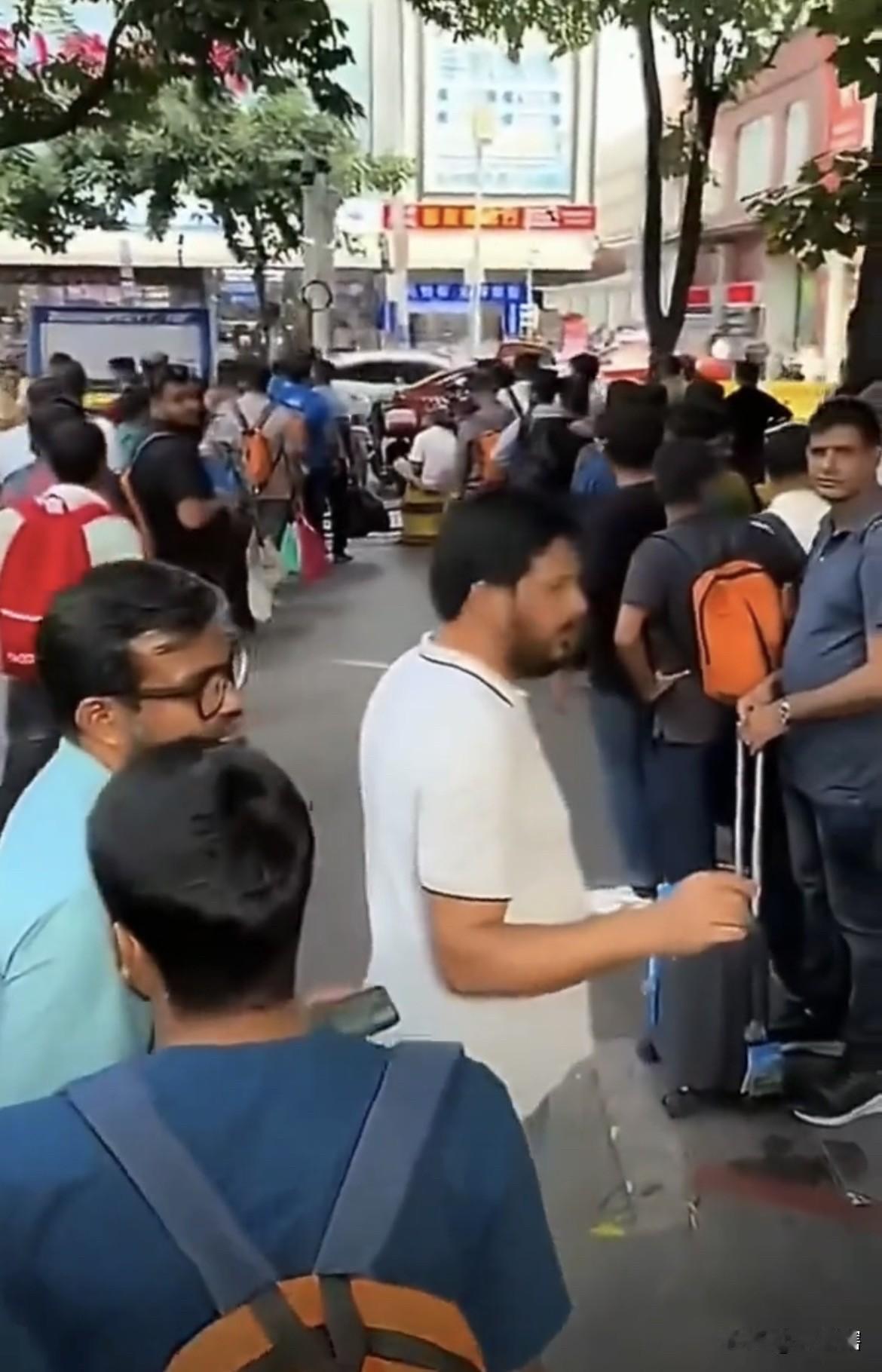 很奇怪，一直搞不懂印度人出国旅游为什么会喜欢扎堆结伴出行，这种旅游方式在管理和体