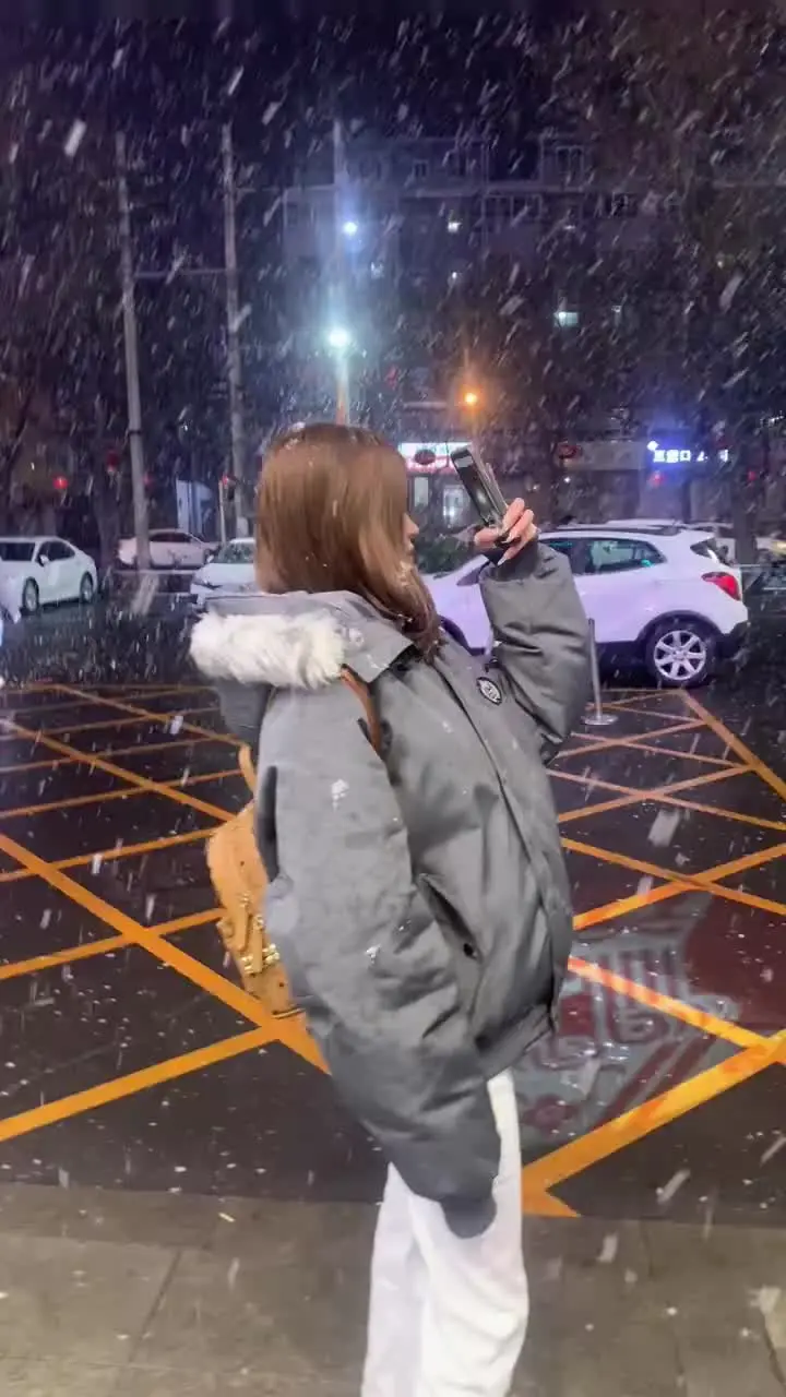 人总是喜欢反季节的东西 就像幸福后知后觉