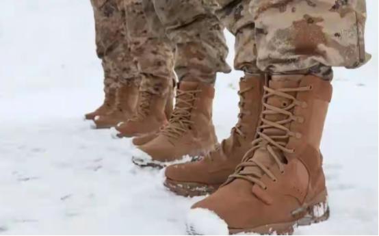 你知道解放军最卷的装备是啥吗？不是枪，也不是夜视仪，而是一双作战靴。千万别小看这