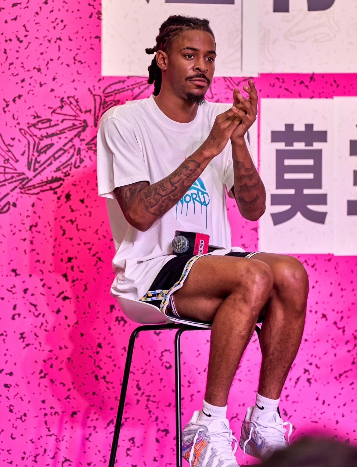 来！上节目。休赛期，给继续不忘支持的球迷，抽一件莫兰特T恤。转发、评论、点赞，系