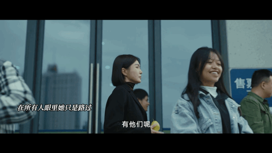 秦岚走路的这几秒压迫感好强看到黎小莲从食堂走到医务室的这几步，真的是压迫感十足，