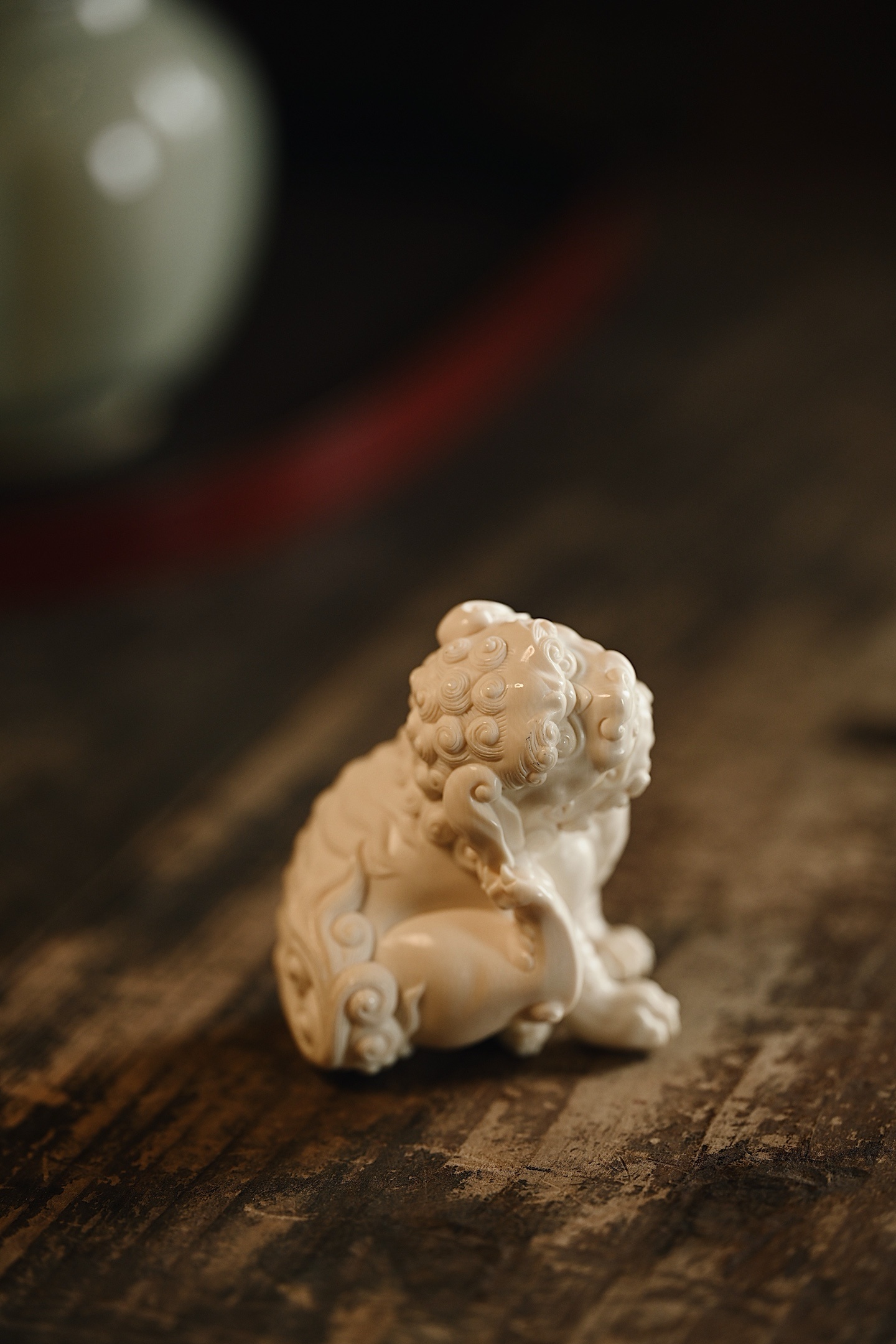 猛犸 | 瑞狮质地凝润细腻，雕刻瑞狮蜷身抬爪挠耳，神态憨猛灵动，头顶卷毛层层回旋
