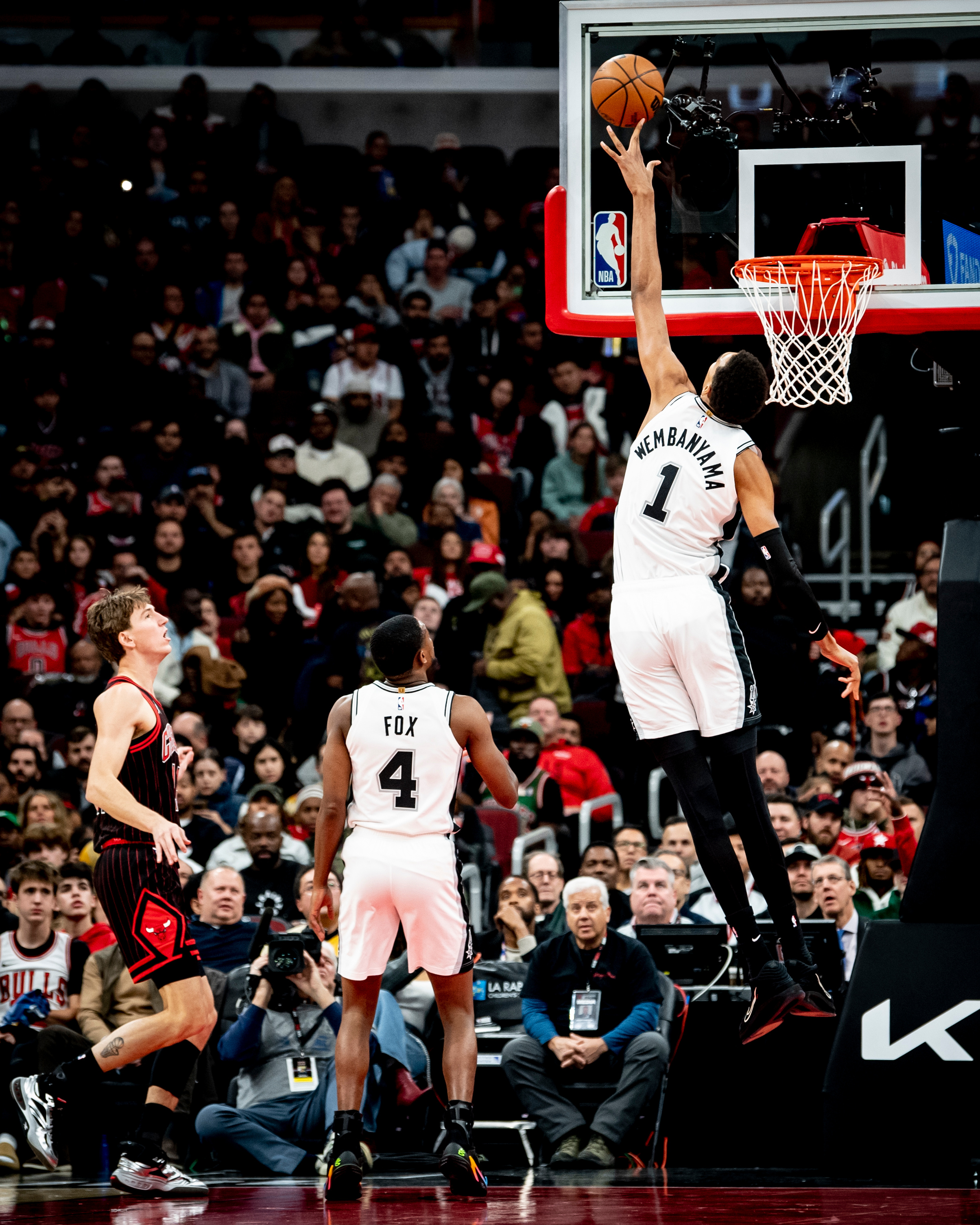 文班亚马是NBA历史上单场比赛投进4个或更多三分球并且送出4个或更多盖帽次数最多