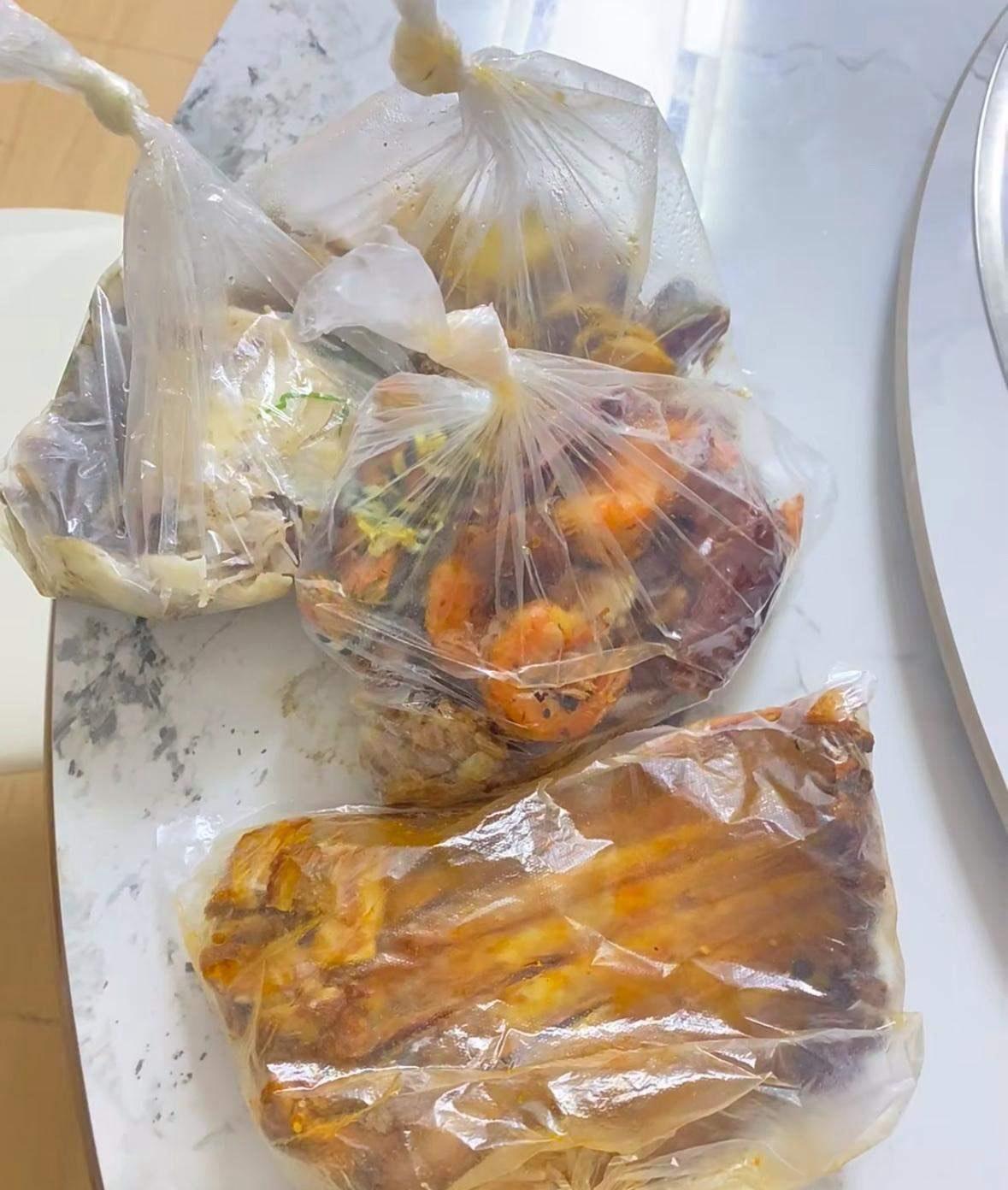 这个问题，似乎简单，却折射出我们对“面子”和“节俭”的复杂情感。你说得对，打包剩
