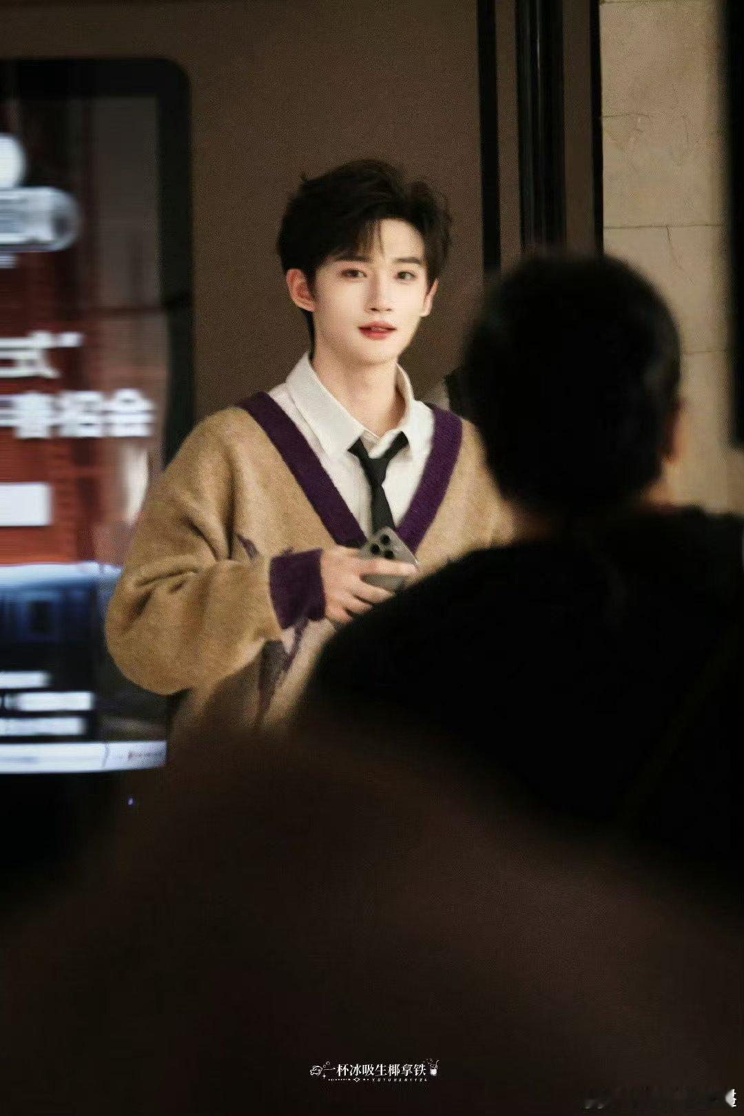 余宇涵成吴镇宇人形挂件了 余宇涵黏着吴镇宇不撒手，是对表演的热爱让他如此执着，期