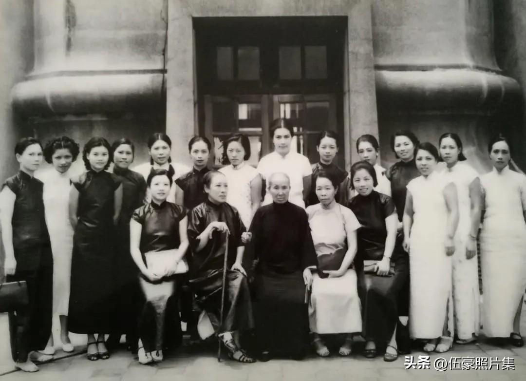 1938年8月，中国妇女慰劳将士后援会香港分会代表合影，第一排坐者左起黄慕兰、何